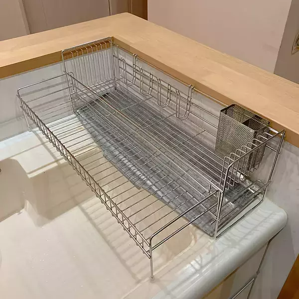 「【すきま活用アイデア】18cmの隙間がシンク脇収納に変身！式伸縮スリム水切りを使った工夫 by pineappleさん」の画像