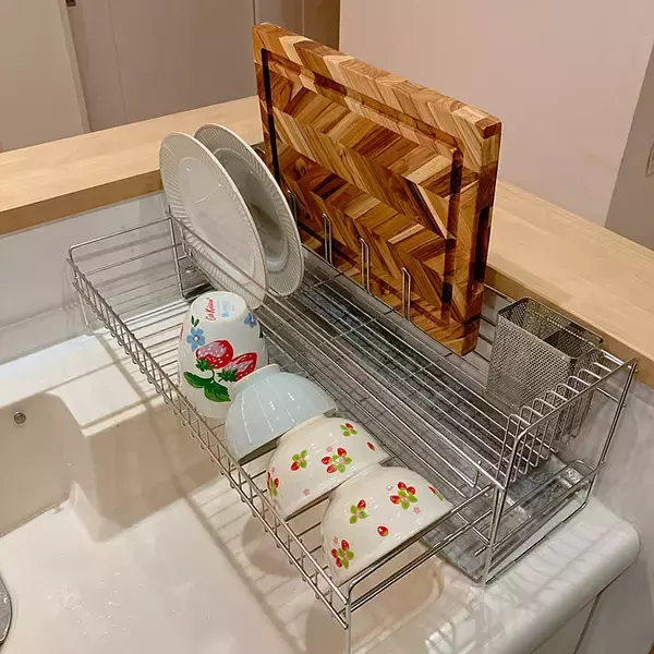 「【すきま活用アイデア】18cmの隙間がシンク脇収納に変身！式伸縮スリム水切りを使った工夫 by pineappleさん」の画像