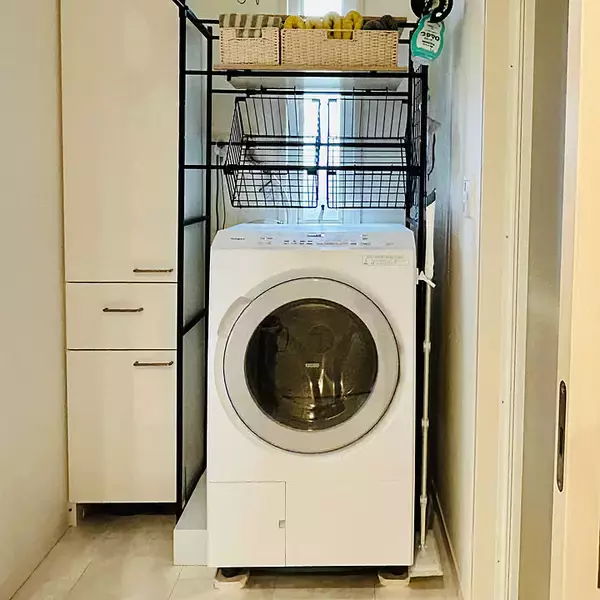 「【すきま活用アイデア】洗濯機横14cmを有効活用！ワイヤーネットでまとめる掃除＆洗濯グッズ収納 by Yumi-springさん」の画像