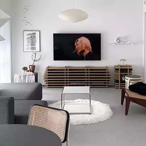 「お部屋の雰囲気をガラリと変えたいならこれ！フロアタイルを取り入れたDIY実例」の画像