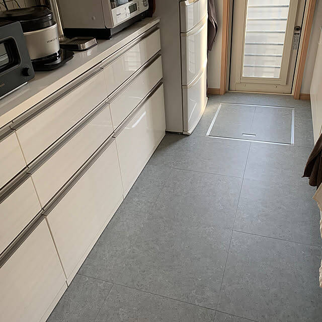 お部屋の雰囲気をガラリと変えたいならこれ！フロアタイルを取り入れたDIY実例