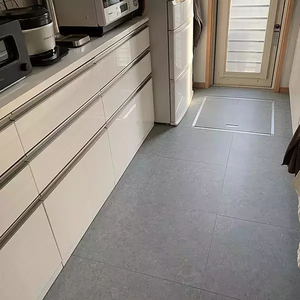 「お部屋の雰囲気をガラリと変えたいならこれ！フロアタイルを取り入れたDIY実例」の画像