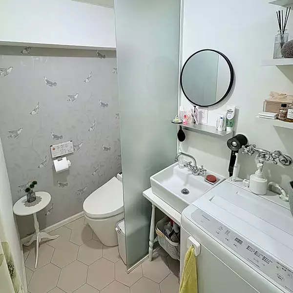 「お部屋の雰囲気をガラリと変えたいならこれ！フロアタイルを取り入れたDIY実例」の画像