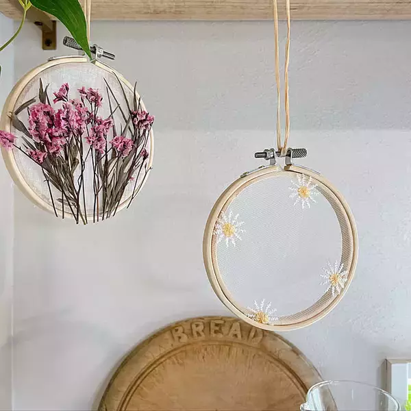 新たな使い道が見つかる♡セリアの刺繍枠で楽しむ簡単リメイクアイディア