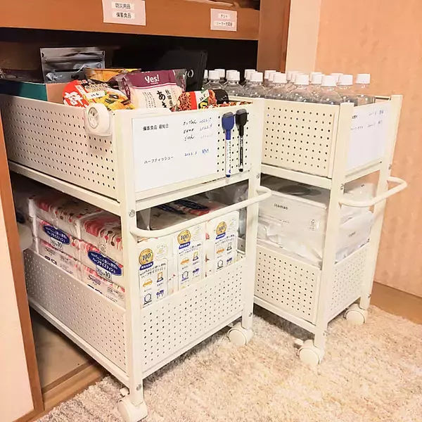 「缶詰や飲料の置き場所づくりに♪ストック管理もラクになる食品収納の工夫」の画像