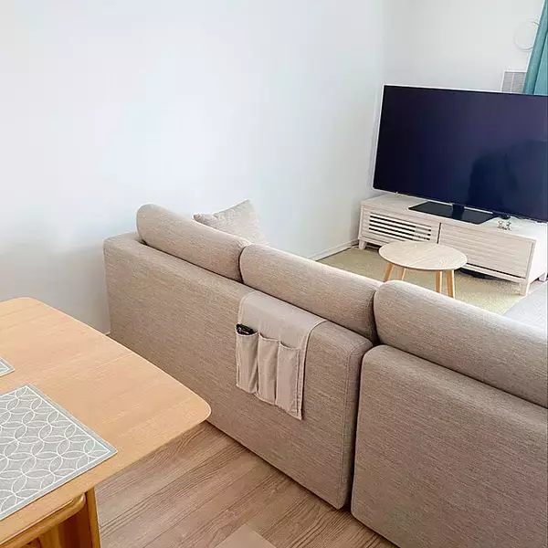 「リビングがスッキリ使いやすくなる！ソファ周りの整理収納アイデア」の画像