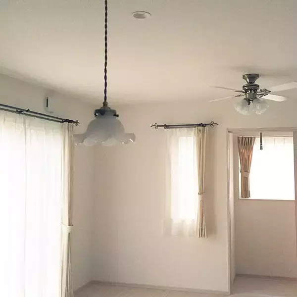 「見た目も機能もばっちり♡シーリングファンライトがあるお部屋」の画像