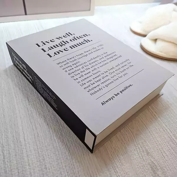 「インテリアのアクセントと収納を両立！ダイソーのペーパーボックスを使った収納アイデア」の画像