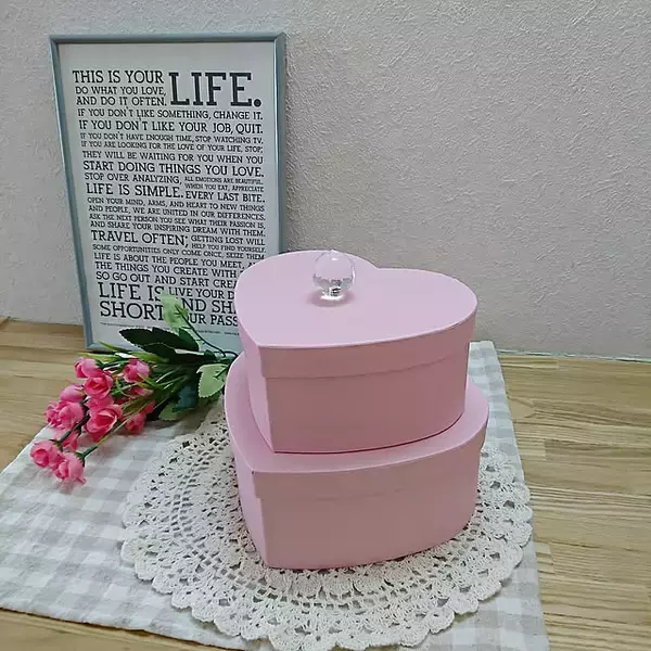 「インテリアのアクセントと収納を両立！ダイソーのペーパーボックスを使った収納アイデア」の画像