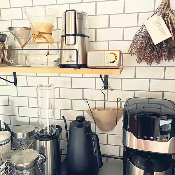 「溢れかえったコーヒーコーナーがスッキリ快適に！手軽にそろう100均のコーヒーグッズ収納」の画像