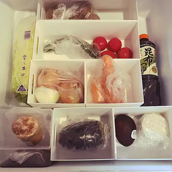 「仕切り＆引き出しで取り出しやすいスペースに♪ニトリのアイテムで冷蔵庫収納を見直し」の画像