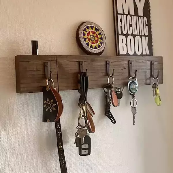 「玄関を見栄えよく整理整頓♪玄関のディスプレイ収納DIYアイディア」の画像