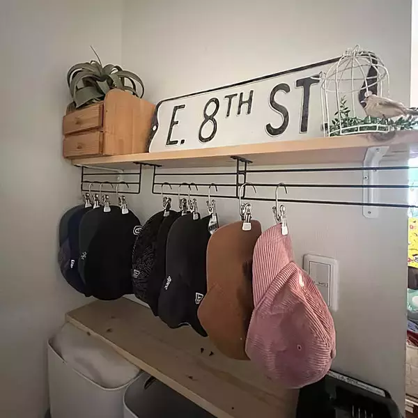 「玄関を見栄えよく整理整頓♪玄関のディスプレイ収納DIYアイディア」の画像