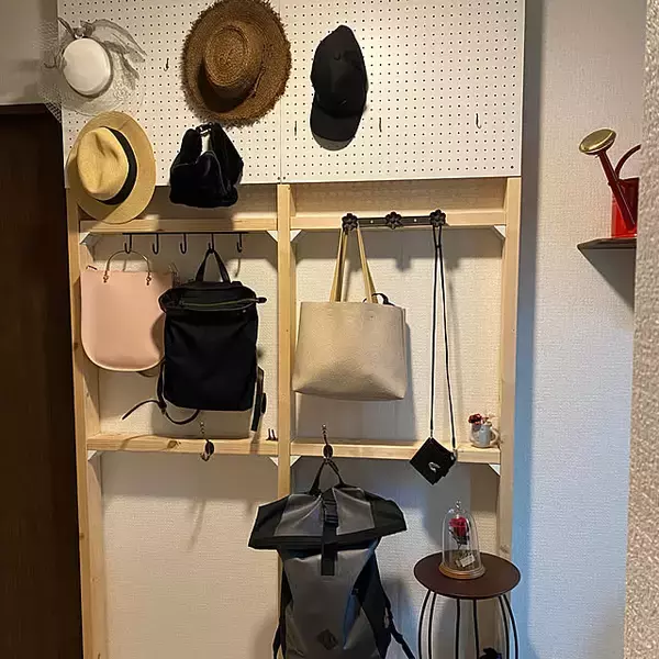 「玄関を見栄えよく整理整頓♪玄関のディスプレイ収納DIYアイディア」の画像