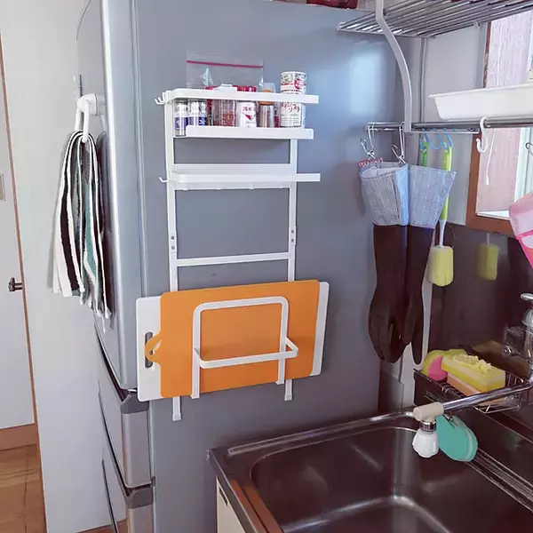 「必要なときにサッと出せるのが魅力！キッチンもスッキリ片付くまな板収納アイデア」の画像