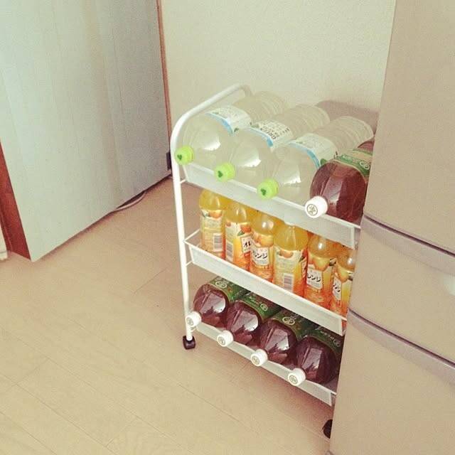 ストック品もスッキリ分かりやすく！参考にしたいペットボトル収納アイデア