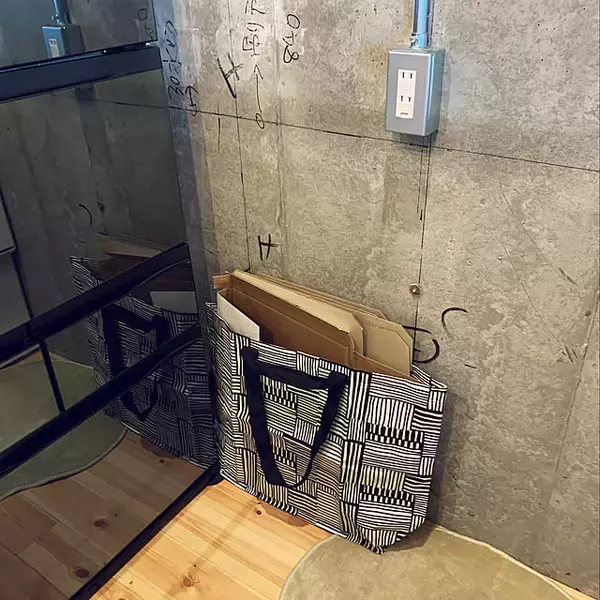 「ダンボールのどこ置く問題をスッキリ解決！見た目も整うダンボールの一時置き場のアイディア」の画像