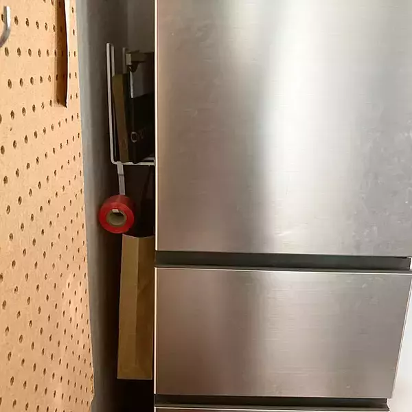 「ダンボールのどこ置く問題をスッキリ解決！見た目も整うダンボールの一時置き場のアイディア」の画像