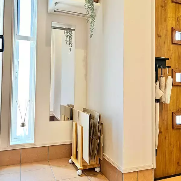 「ダンボールのどこ置く問題をスッキリ解決！見た目も整うダンボールの一時置き場のアイディア」の画像