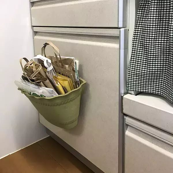 「かさばらず出し入れしやすくて、ストレスフリー！紙袋のすっきり収納法」の画像