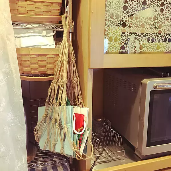 「かさばらず出し入れしやすくて、ストレスフリー！紙袋のすっきり収納法」の画像