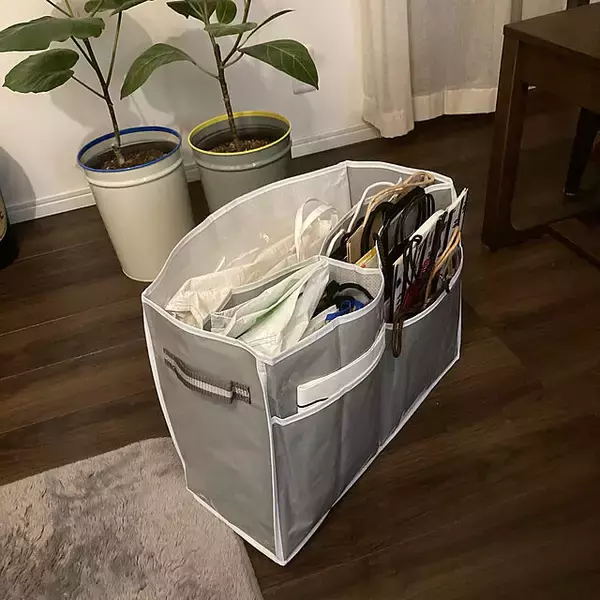 「かさばらず出し入れしやすくて、ストレスフリー！紙袋のすっきり収納法」の画像