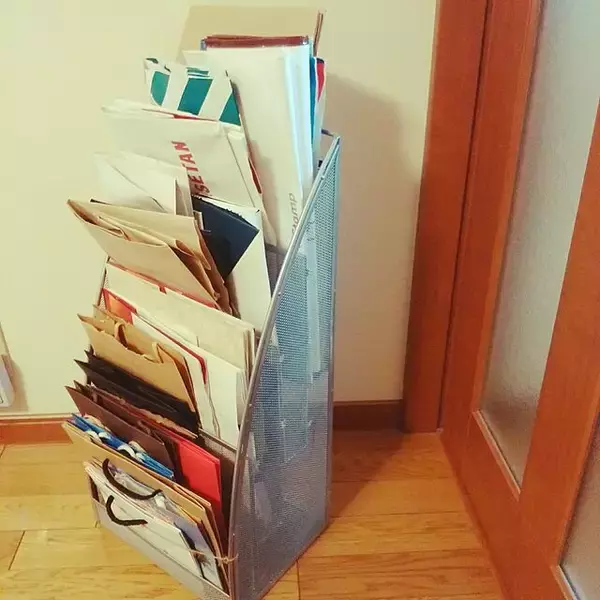 「かさばらず出し入れしやすくて、ストレスフリー！紙袋のすっきり収納法」の画像