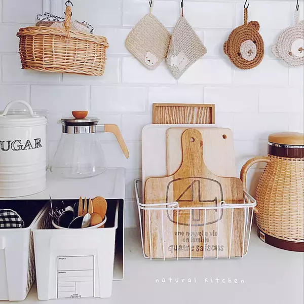 「使い勝手のよさがスゴイ！ワイヤーかごを使った収納スペース」の画像