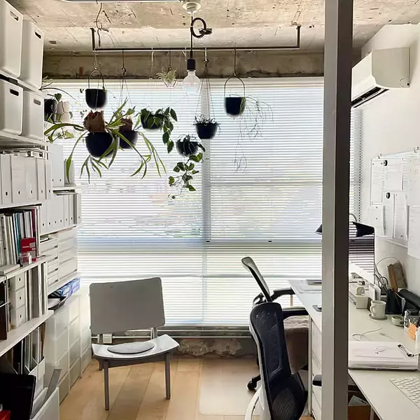 「床に置かなくてもグリーンを飾れる！吊るして彩る、ハンギングプランターのある暮らし」の画像