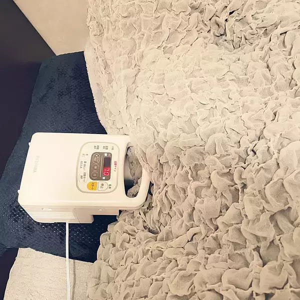 「光熱費が気になる冬に！今日からできる「暖房を使わずにお部屋で暖かく過ごす工夫」10選」の画像