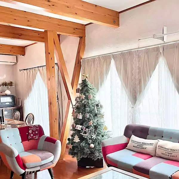 「定番から壁掛けタイプまで♪暮らしに合わせて飾るクリスマスツリーの実例6選」の画像