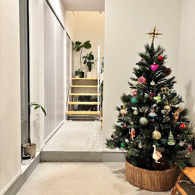 定番から壁掛けタイプまで♪暮らしに合わせて飾るクリスマスツリーの実例6選