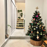 「定番から壁掛けタイプまで♪暮らしに合わせて飾るクリスマスツリーの実例6選」の画像3