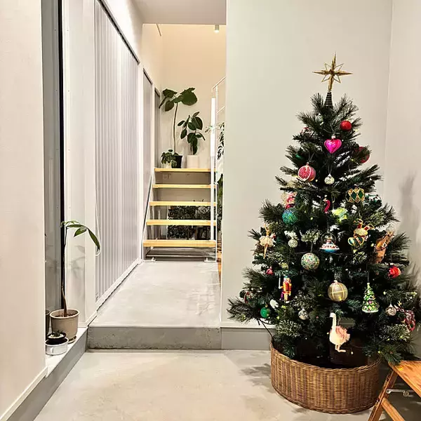 「定番から壁掛けタイプまで♪暮らしに合わせて飾るクリスマスツリーの実例6選」の画像