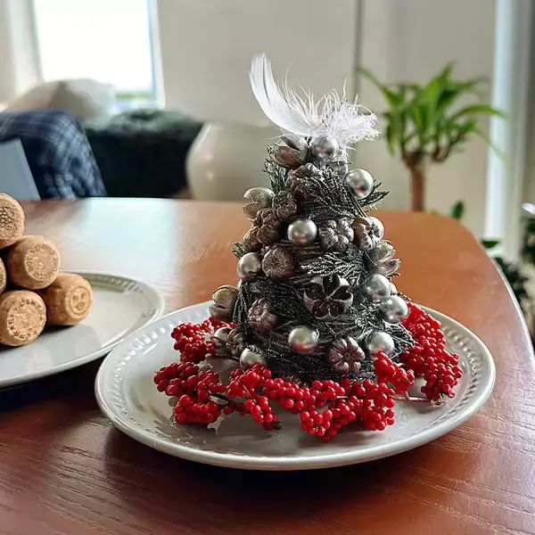 「定番から壁掛けタイプまで♪暮らしに合わせて飾るクリスマスツリーの実例6選」の画像