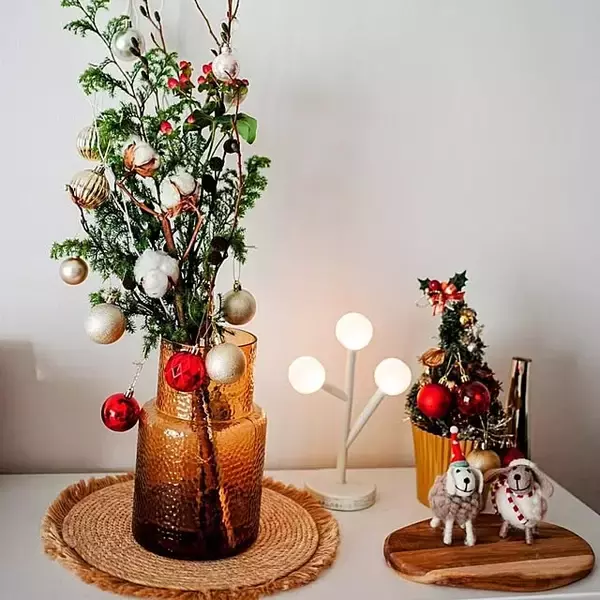 「定番から壁掛けタイプまで♪暮らしに合わせて飾るクリスマスツリーの実例6選」の画像