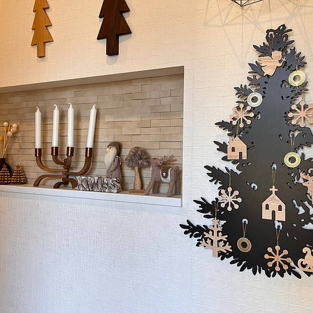 定番から壁掛けタイプまで♪暮らしに合わせて飾るクリスマスツリーの実例6選