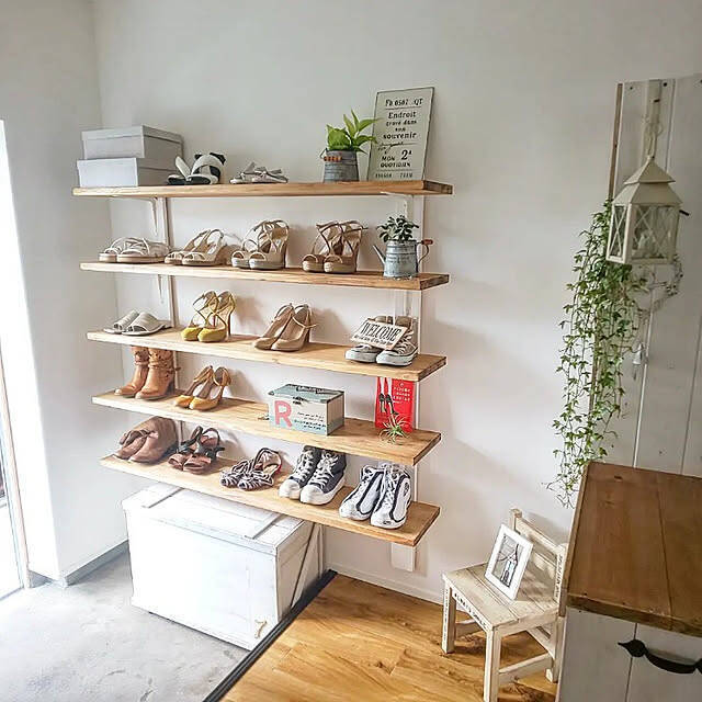 突っ張り不要で原状回復もOK！壁面DIYの可能性が広がる「スタンドバー」活用実例