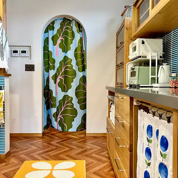 「バスルームだけじゃもったいない！シャワーカーテンの活用アイディア7選」の画像