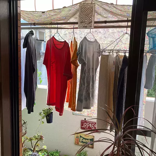 「バスルームだけじゃもったいない！シャワーカーテンの活用アイディア7選」の画像