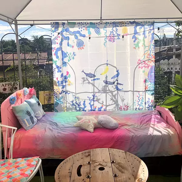 「バスルームだけじゃもったいない！シャワーカーテンの活用アイディア7選」の画像