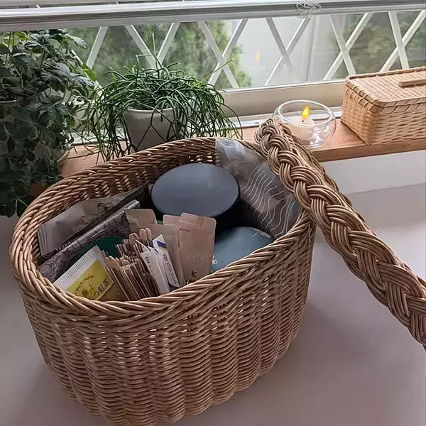 「散らからないお部屋をつくる。やさしい雰囲気のかご収納アイデア」の画像