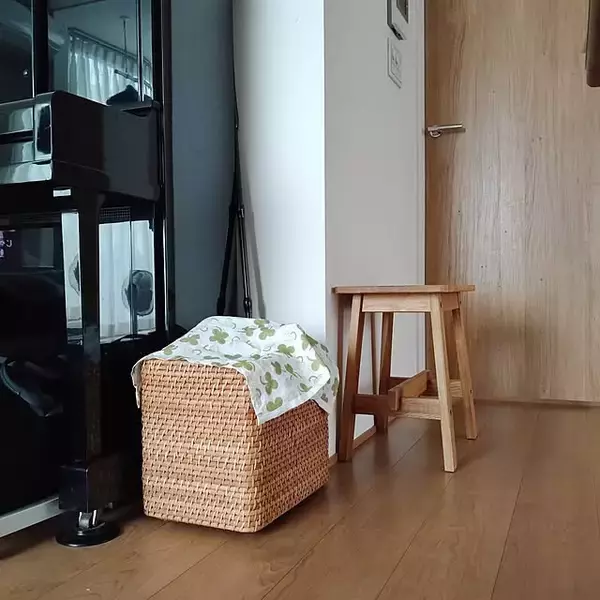 「散らからないお部屋をつくる。やさしい雰囲気のかご収納アイデア」の画像