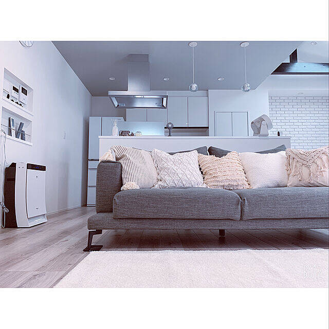 暑さを和らげるカラーや素材選びがコツ！夏に使いたいラグのあるお部屋