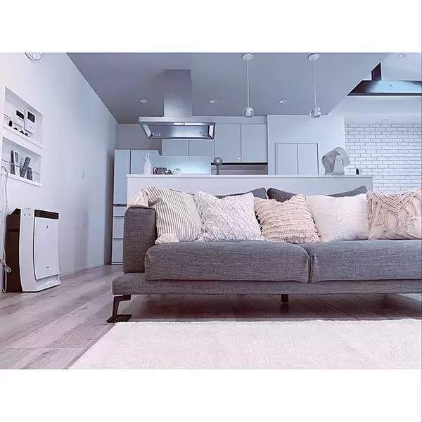 「暑さを和らげるカラーや素材選びがコツ！夏に使いたいラグのあるお部屋」の画像