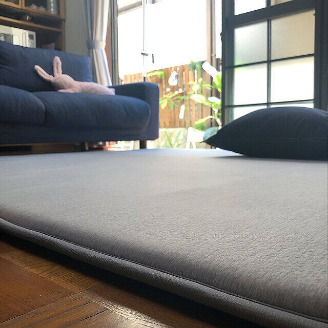 暑さを和らげるカラーや素材選びがコツ！夏に使いたいラグのあるお部屋