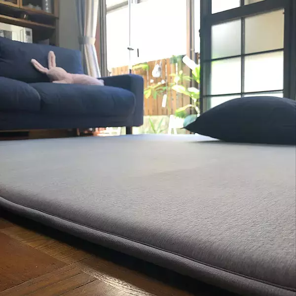 「暑さを和らげるカラーや素材選びがコツ！夏に使いたいラグのあるお部屋」の画像