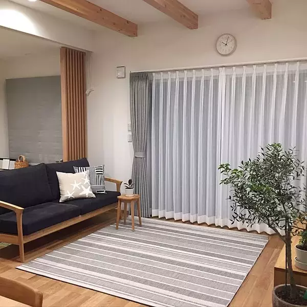 「暑さを和らげるカラーや素材選びがコツ！夏に使いたいラグのあるお部屋」の画像