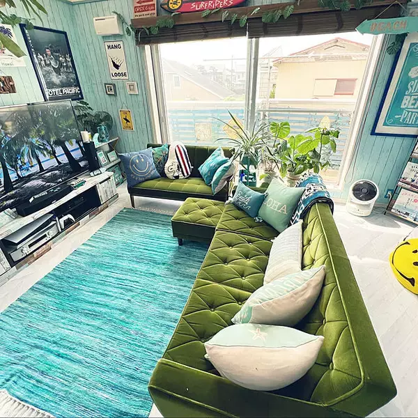 「暑さを和らげるカラーや素材選びがコツ！夏に使いたいラグのあるお部屋」の画像