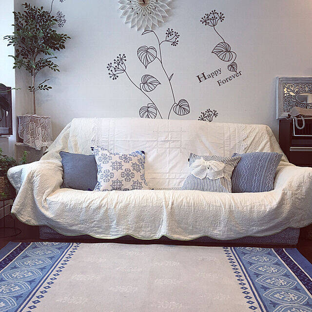 暑さを和らげるカラーや素材選びがコツ！夏に使いたいラグのあるお部屋